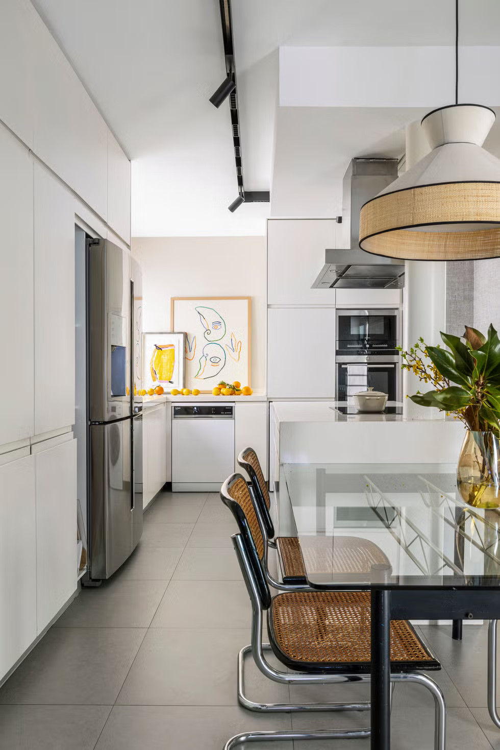 cuisine blanche avec espace repas décoration contemporaine appartement avec terrasse rénové par des architectes cuisine blanche avec espace repas décoration contemporaine appartement avec terrasse rénové par des architectes