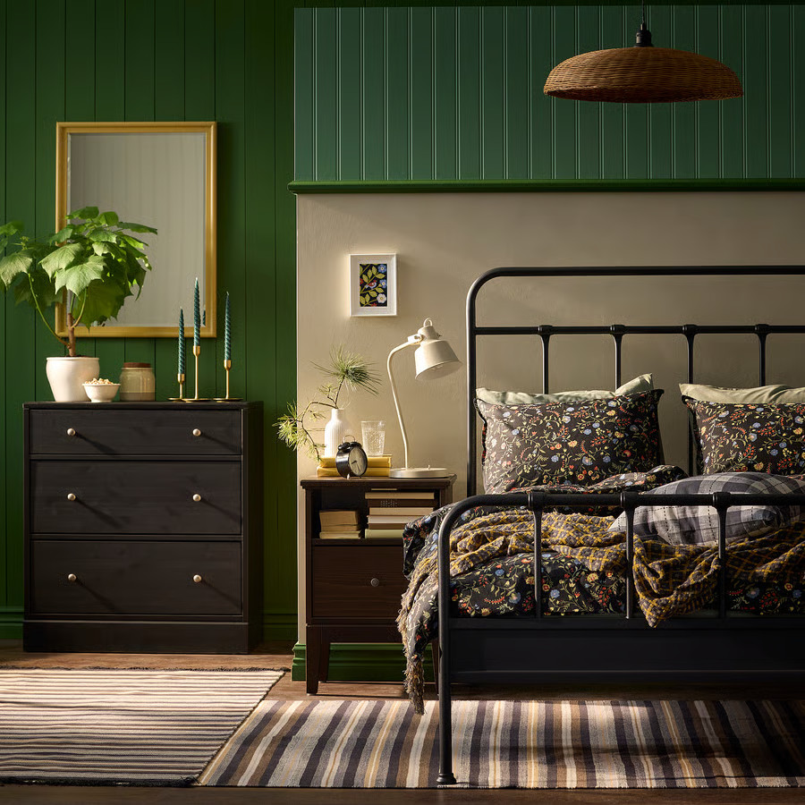 chambre avec lit métal murs verts style campagne rustique chic