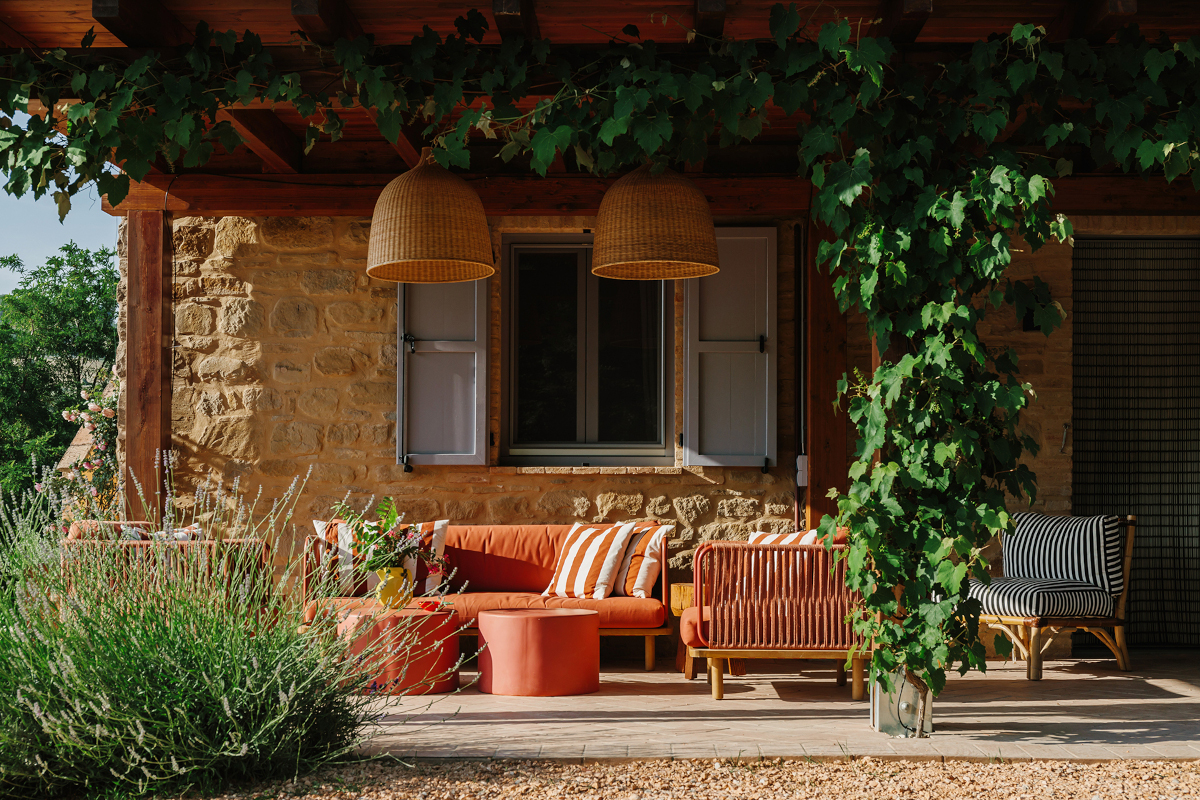 terrasse abritée maison en pierres Italie avec piscine rénovée dans les Marches