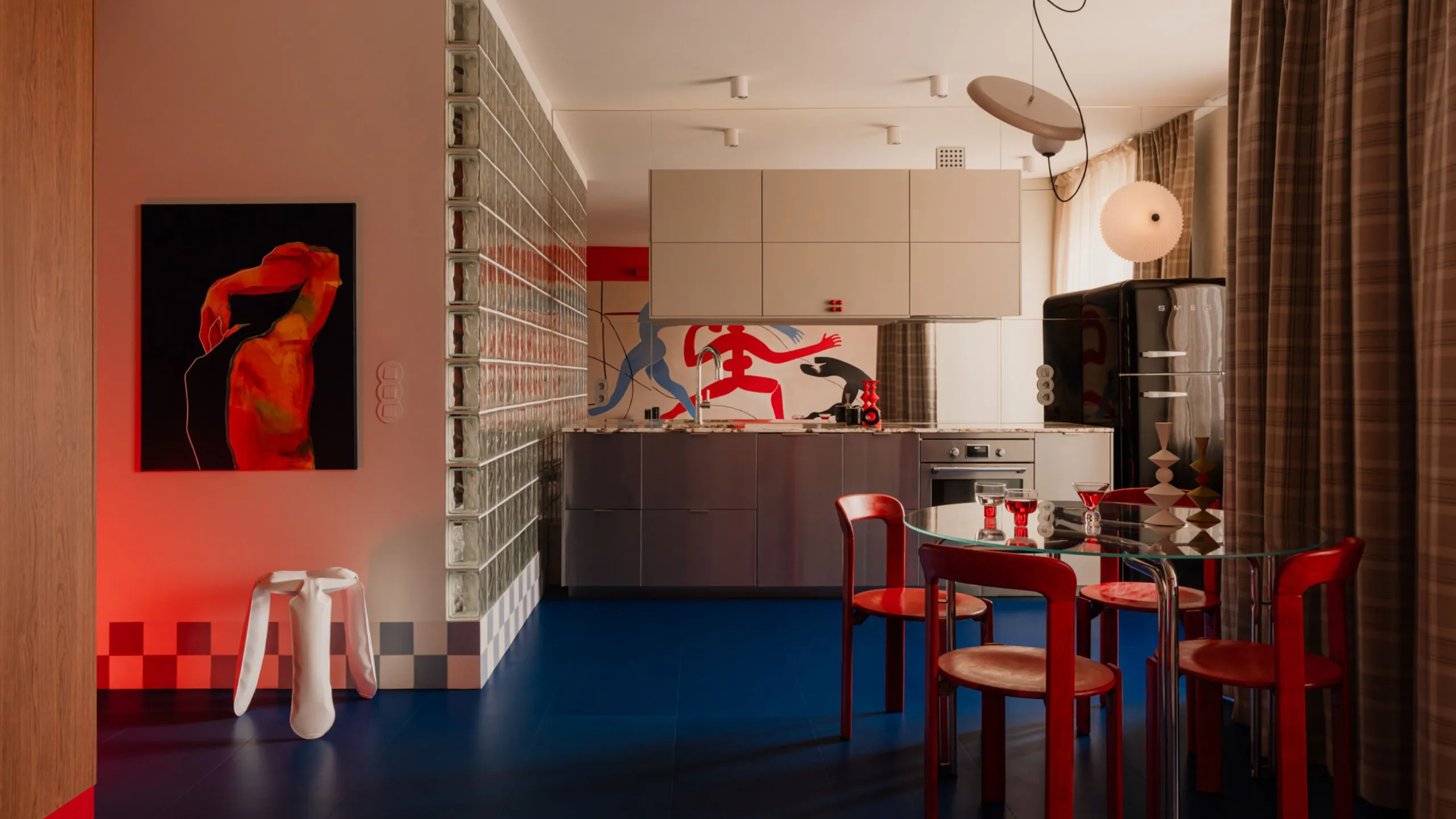 studio décoration contemporaine colorée inspirée par la dance et le Bauhaus