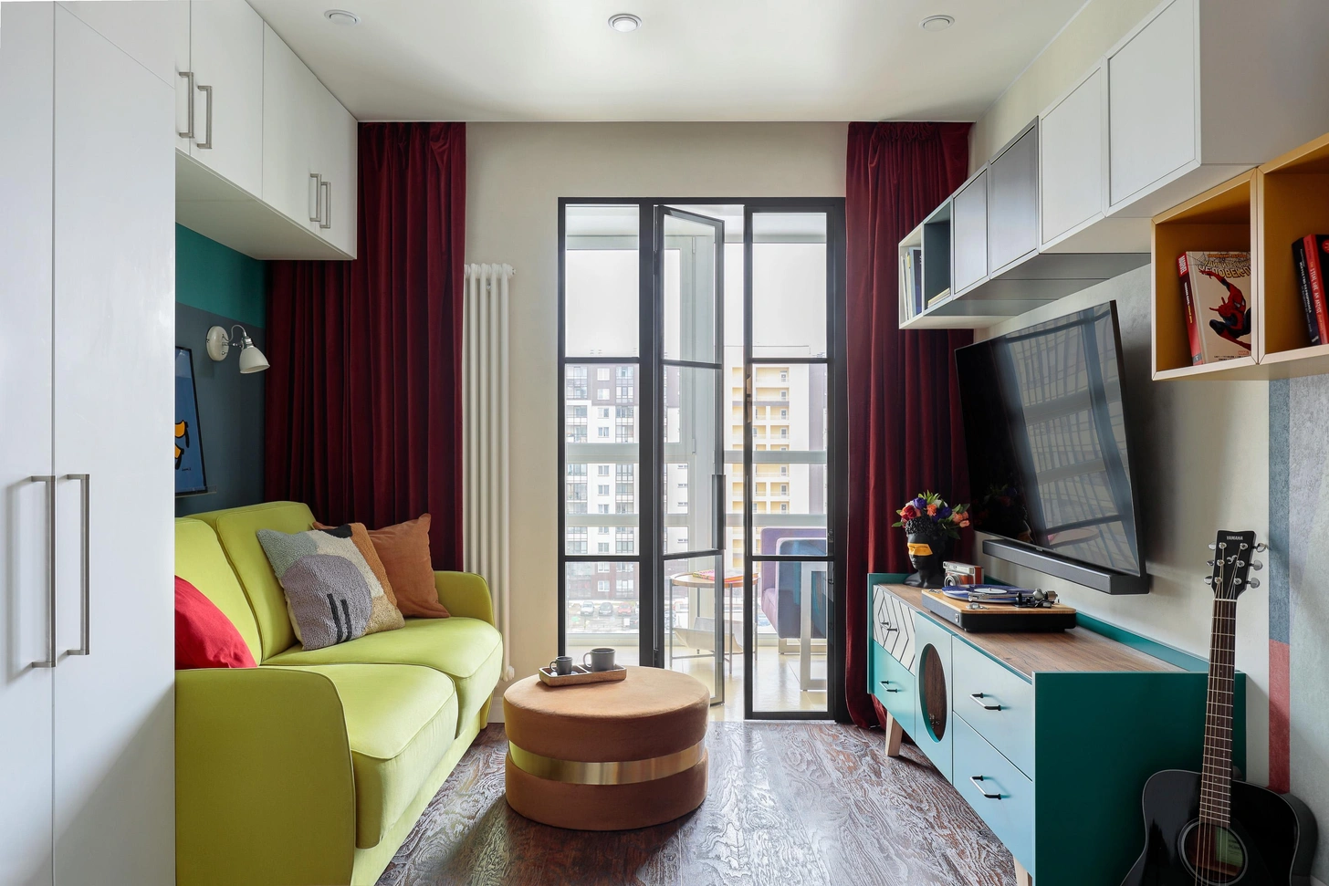 salon studio 23m2 optimisé décoration colorée design