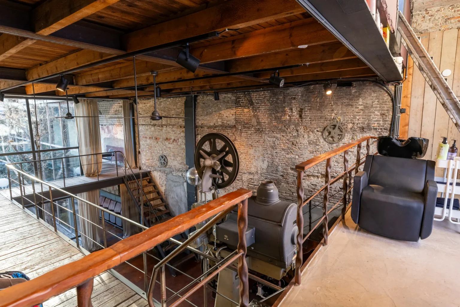 escalier et mezzanine acier et bois maison de ville dans ancien cinéma