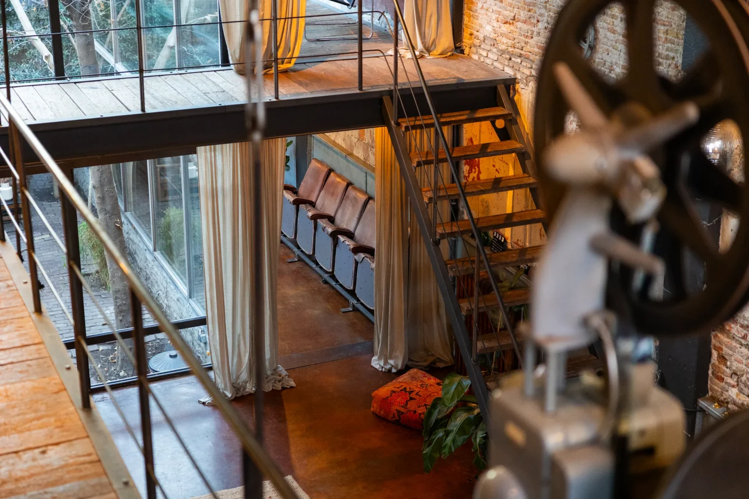 escalier et mezzanine acier et bois maison de ville dans ancien cinéma