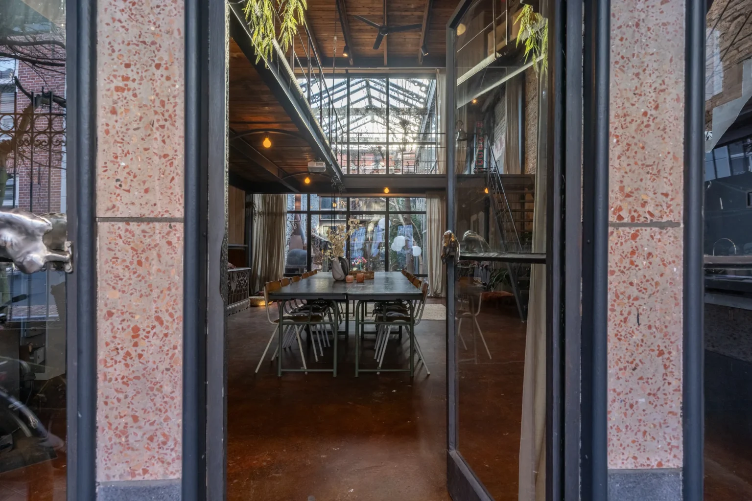 maison de ville avec cour dans ancien cinéma