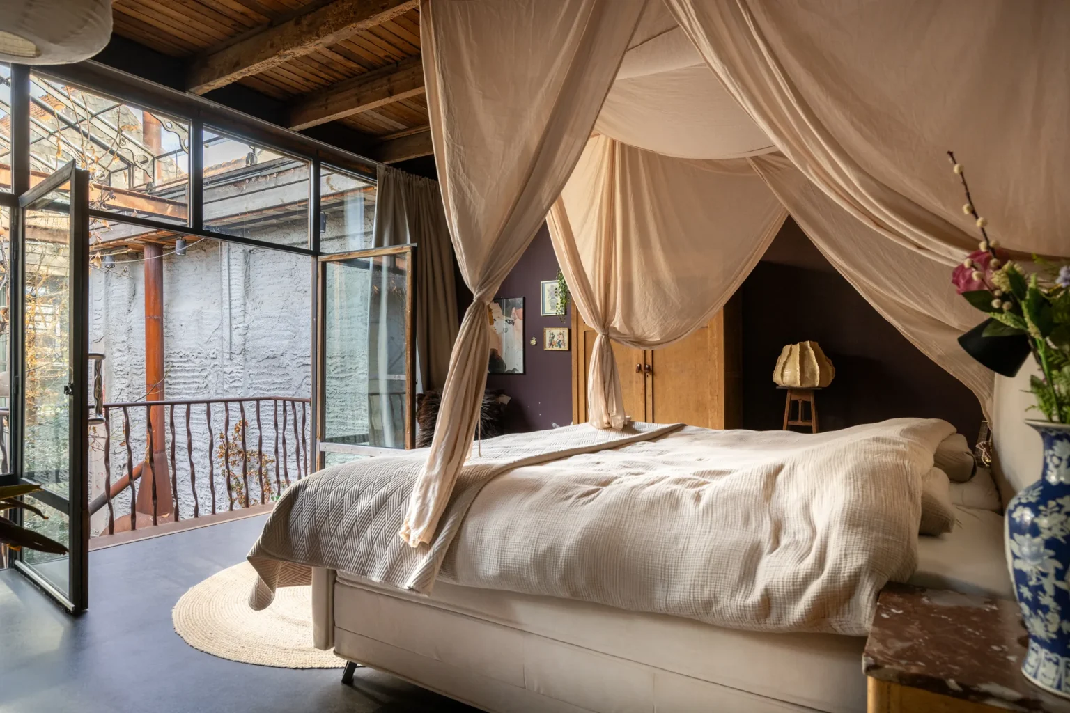 chambre lit à baldaquin maison de ville dans ancien cinéma