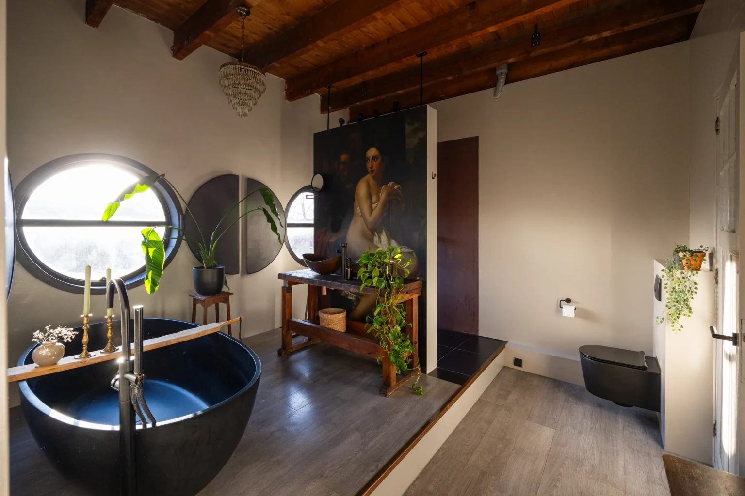 salle de bain baignoire îlot noire design plafond bois avec poutres
