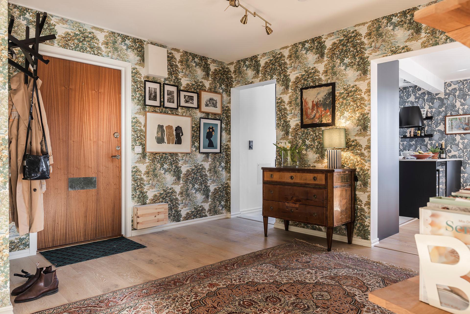 grande entrée style vintage appartement 94m2 décoration scandinave avec papier-peint