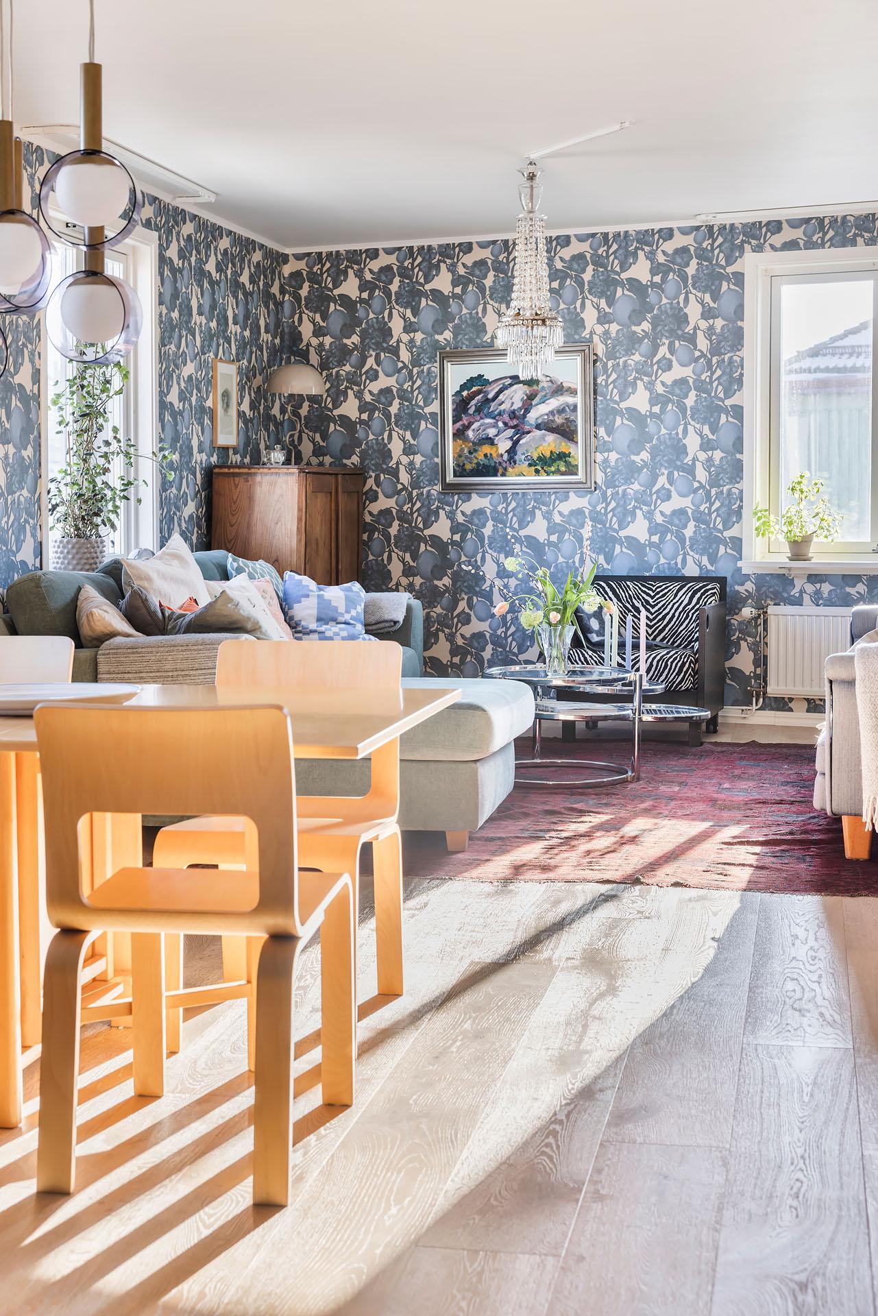 salon appartement 94m2 décoration scandinave avec papier-peint