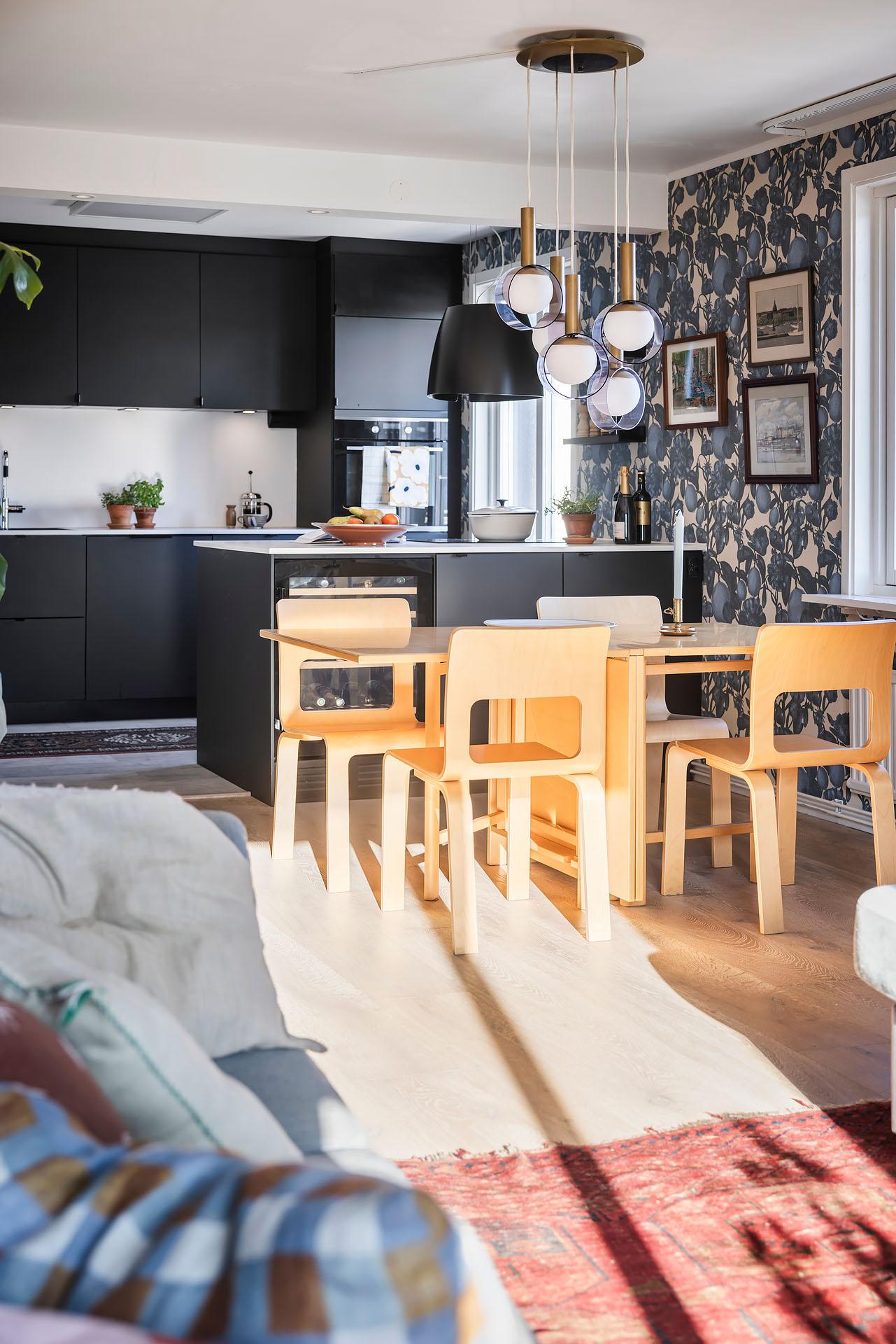 cuisine ouverte et salon appartement 94m2 décoration scandinave avec papier-peint
