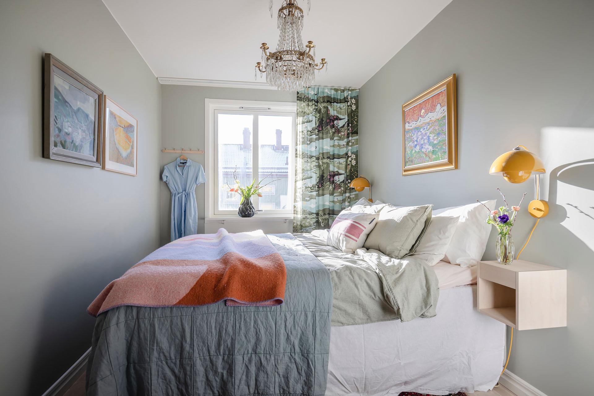 chambre murs gris vert