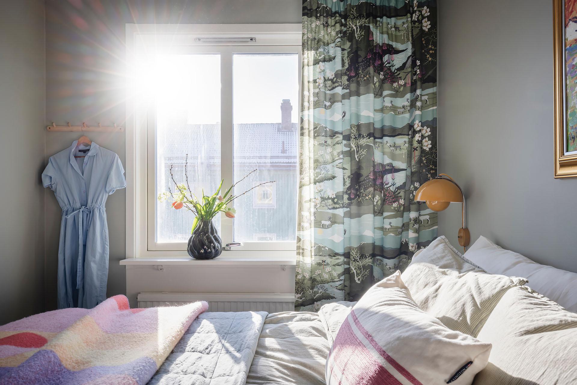 chambre murs gris vert