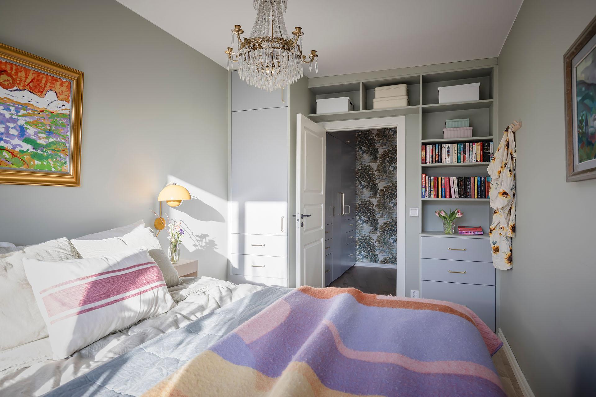 chambre murs gris vert