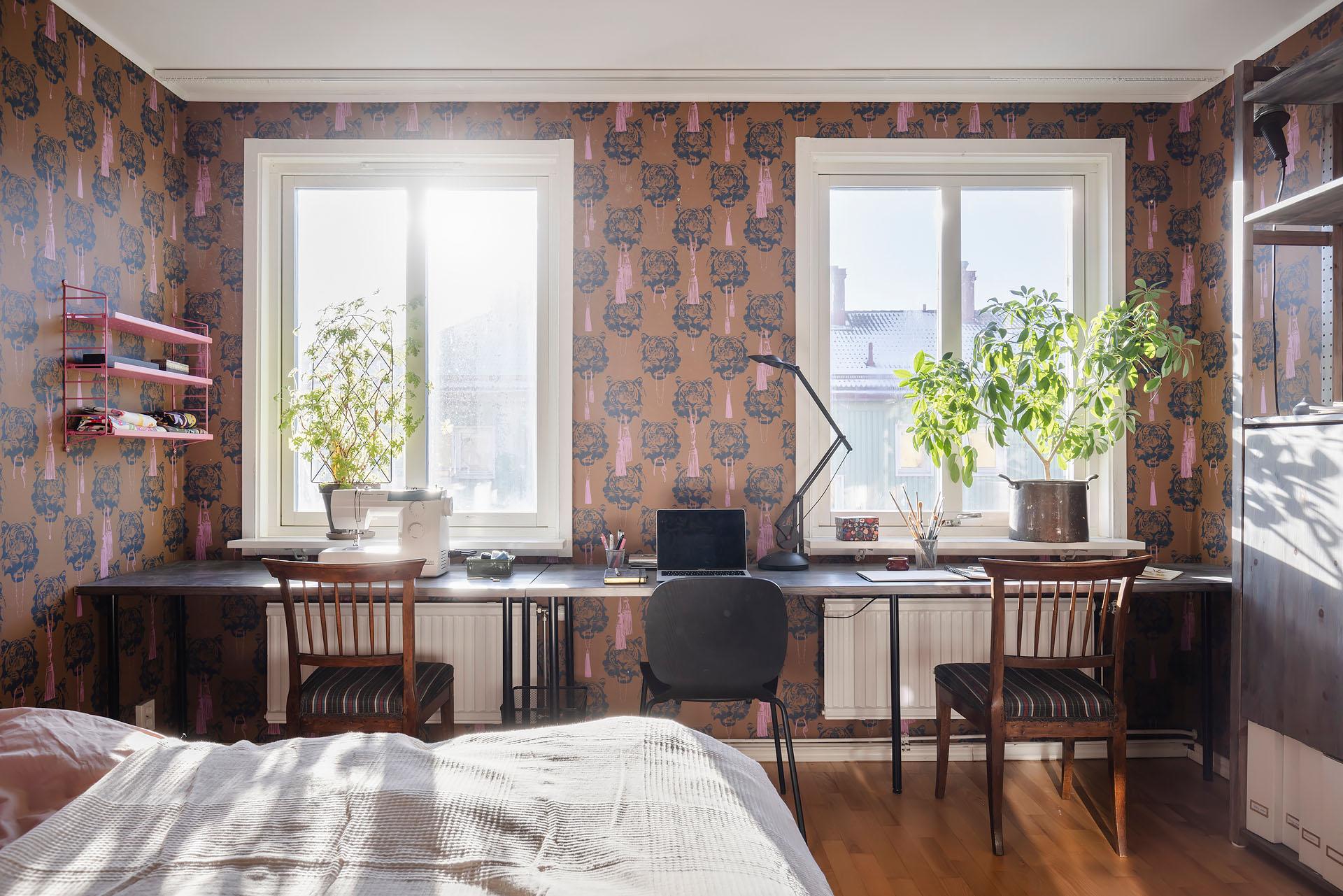 chambre avec bureau appartement 94m2 décoration scandinave avec papier-peint