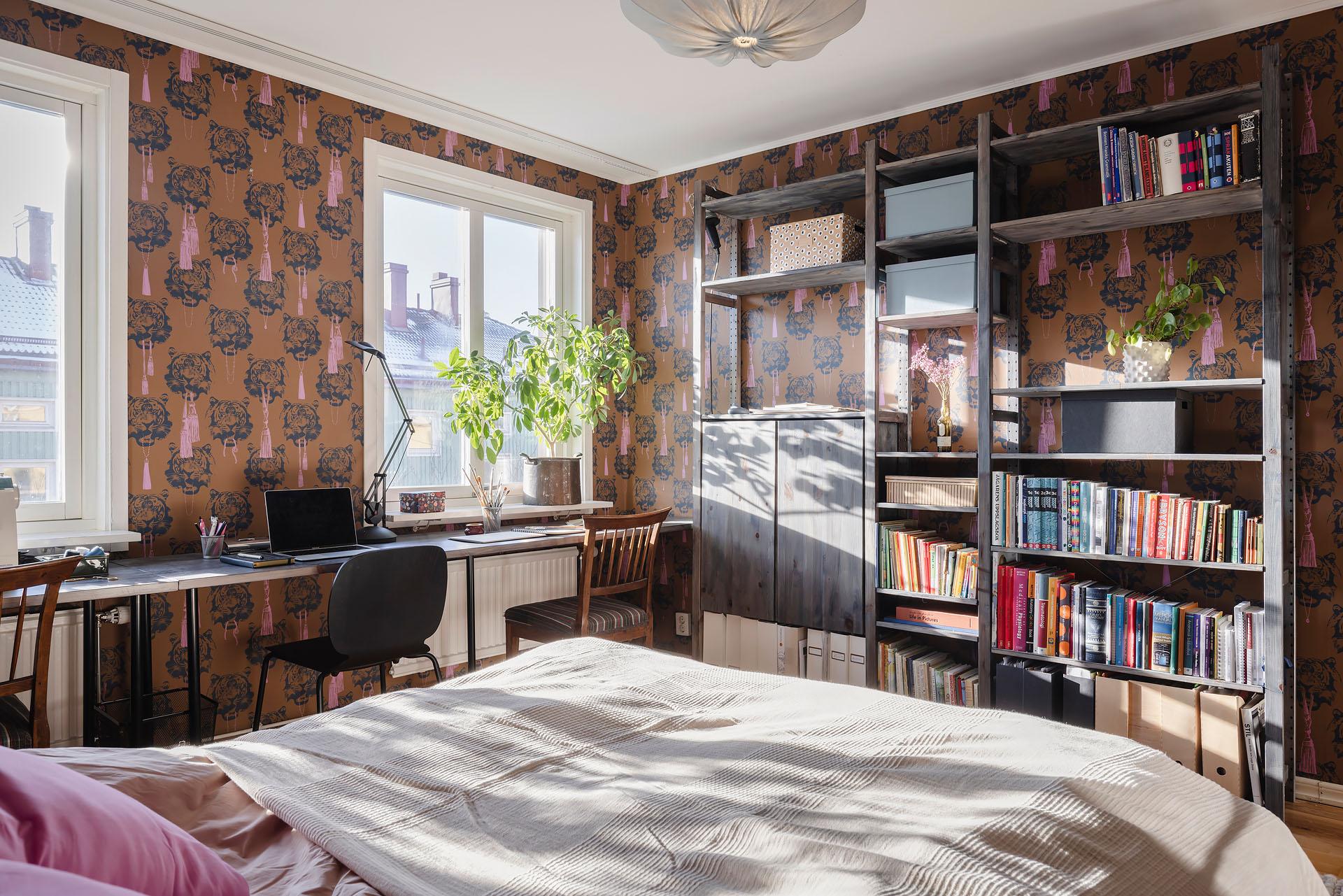 chambre avec bureau appartement 94m2 décoration scandinave avec papier-peint