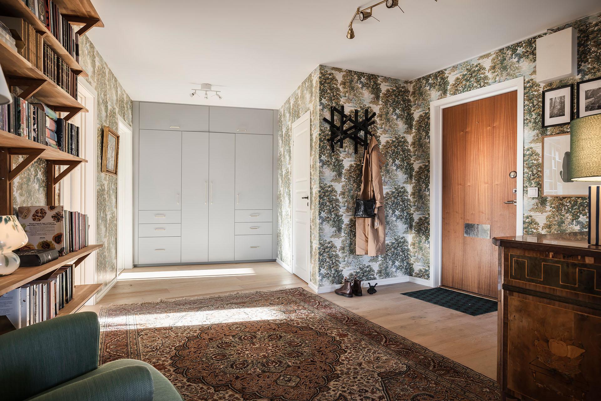 grande entrée appartement 94m2 décoration scandinave avec papier-peint