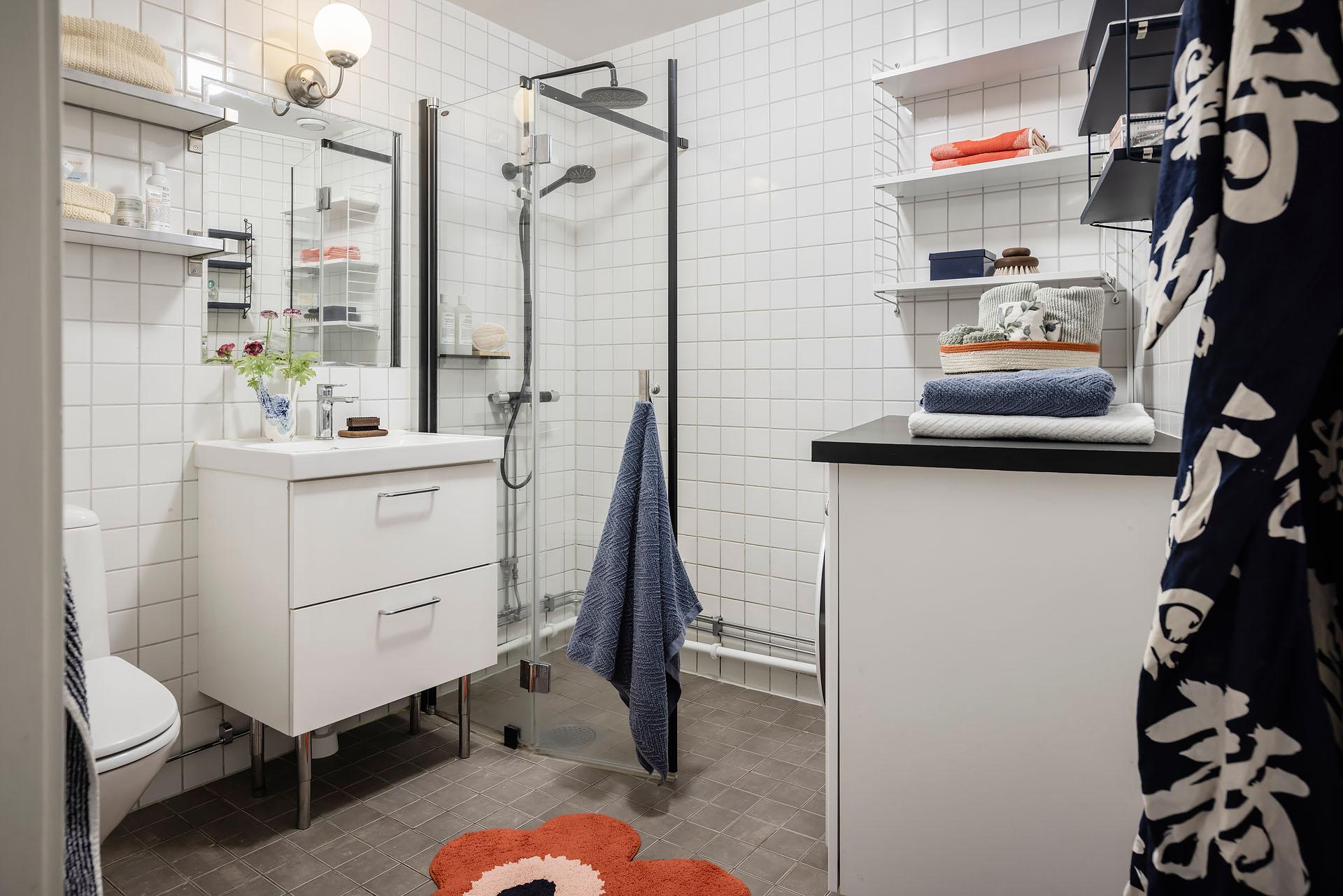 salle de bain blanche et grise