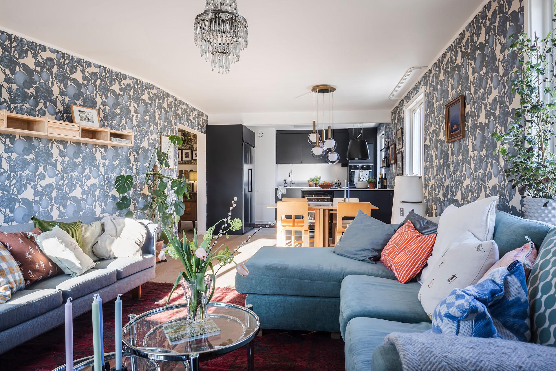 cuisine ouverte et salon appartement 94m2 décoration scandinave avec papier-peint