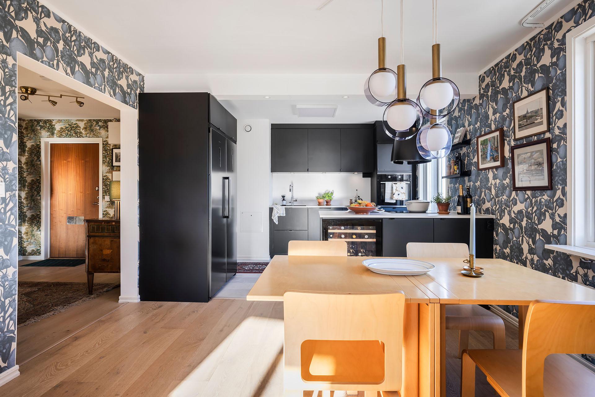 cuisine ouverte et salon appartement 94m2 décoration scandinave avec papier-peint
