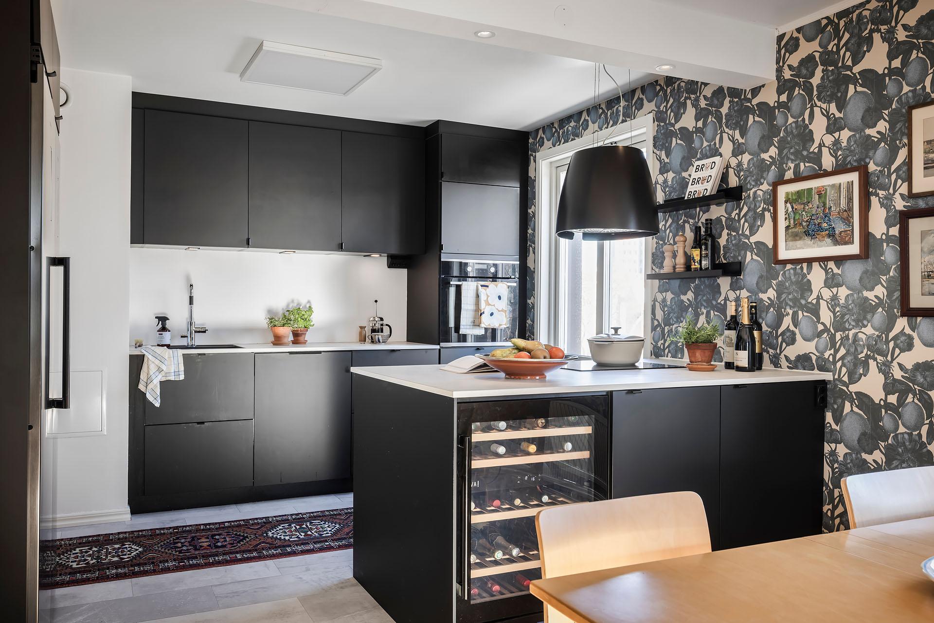 cuisine ouverte et salon appartement 94m2 décoration scandinave avec papier-peint