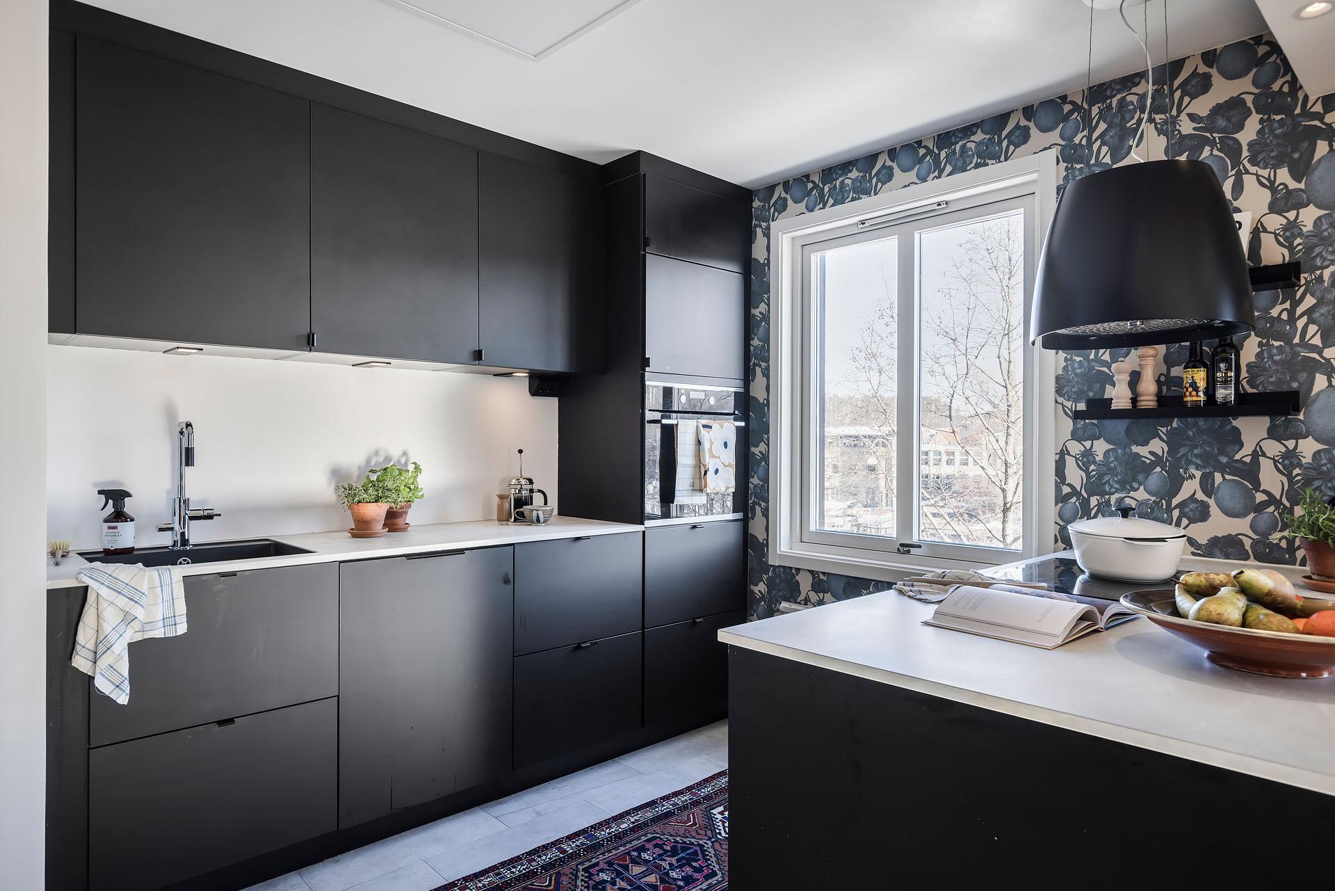 cuisine ouverte appartement 94m2 décoration scandinave avec papier-peint