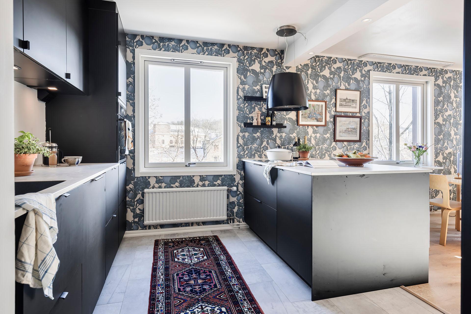 cuisine ouverte appartement 94m2 décoration scandinave avec papier-peint