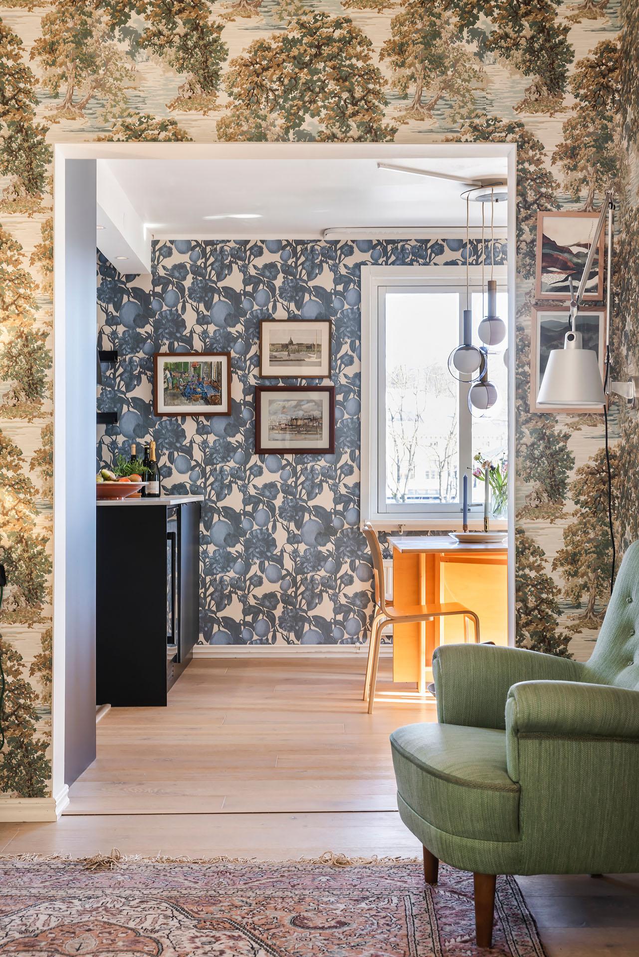grande entrée et salon appartement 94m2 décoration scandinave avec papier-peint