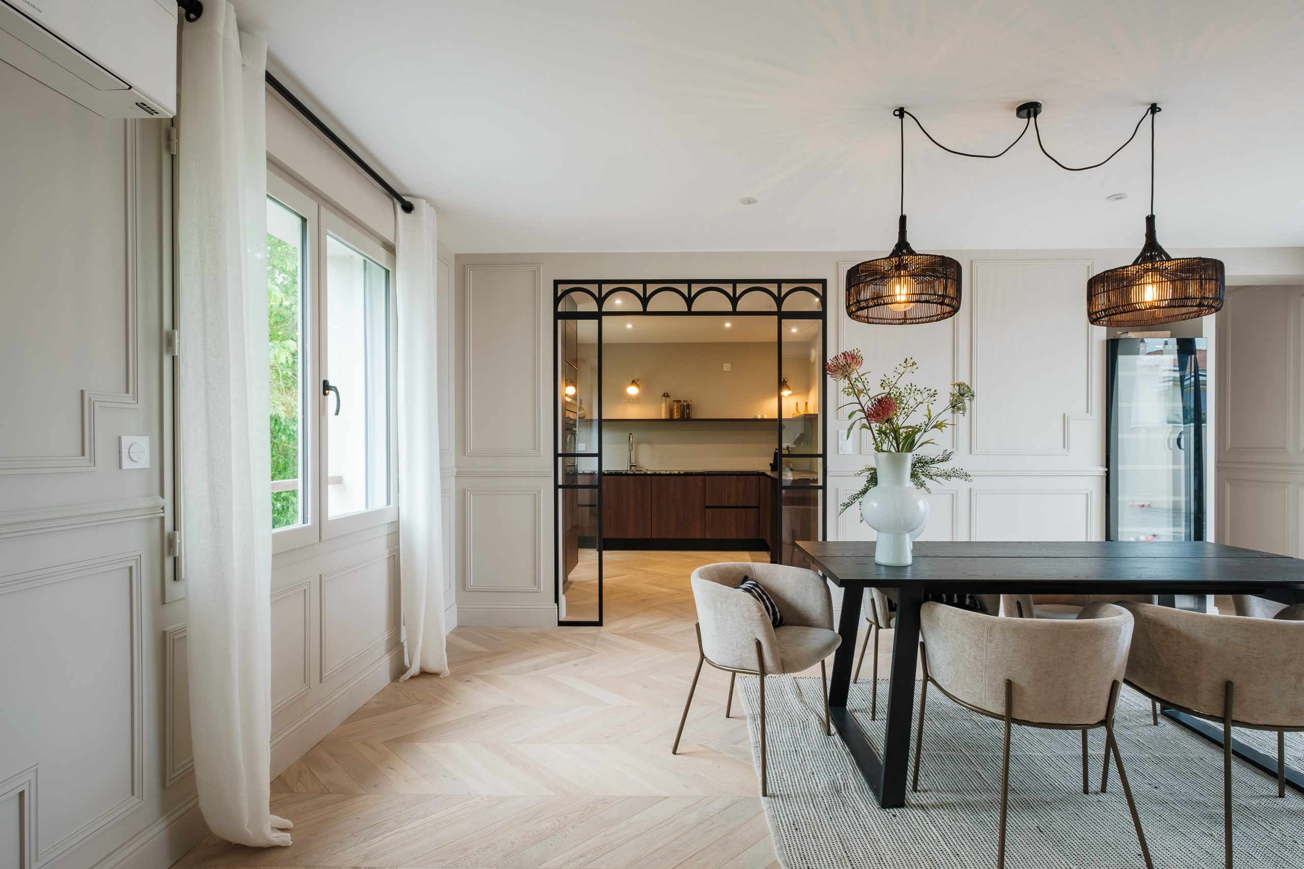 cuisine et salle à manger appartement La Rochelle avec terrasse décoration contemporaine