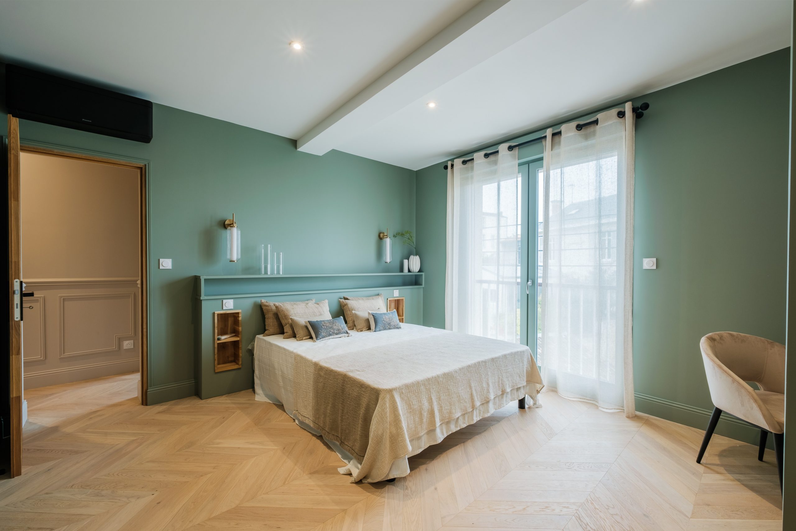 chambre murs verts appartement La Rochelle avec terrasse décoration contemporaine