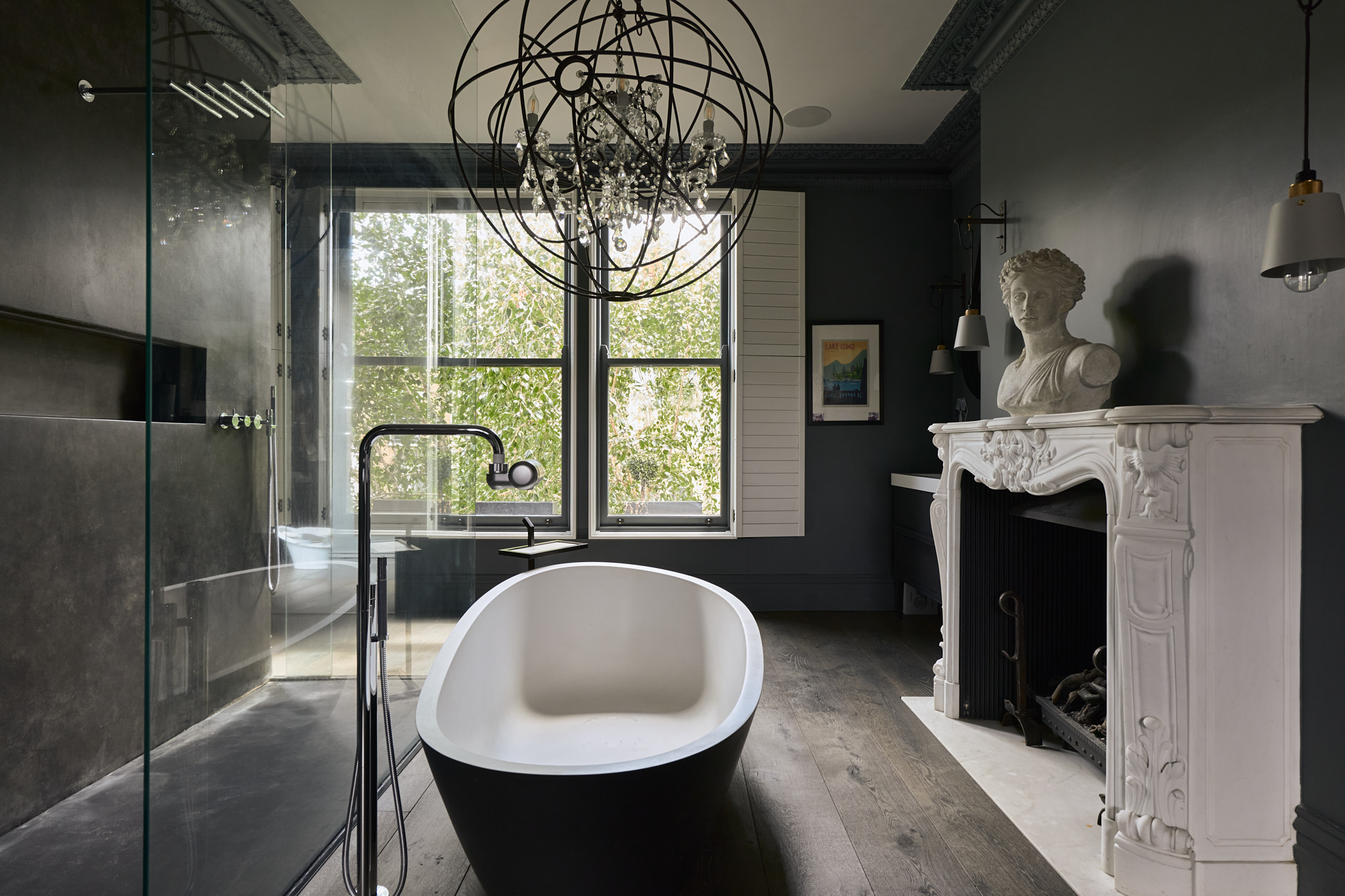 salle de bain design avec baignoire îlot et cheminée ancienne maison de ville victorienne Londres décoration contemporaine salle de bain design avec baignoire îlot et cheminée ancienne maison de ville victorienne Londres décoration contemporaine