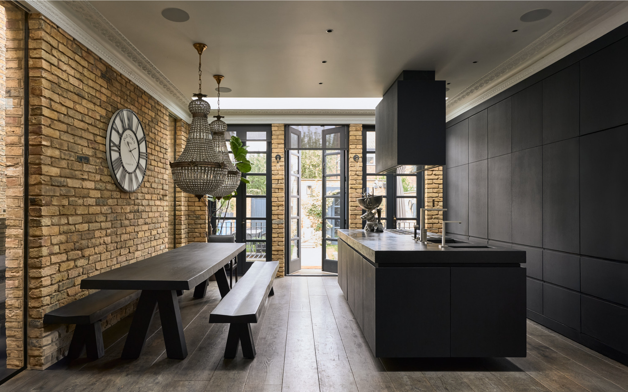 cuisine noire mur briques maison de ville victorienne Londres décoration contemporaine cuisine noire mur briques maison de ville victorienne Londres décoration contemporaine
