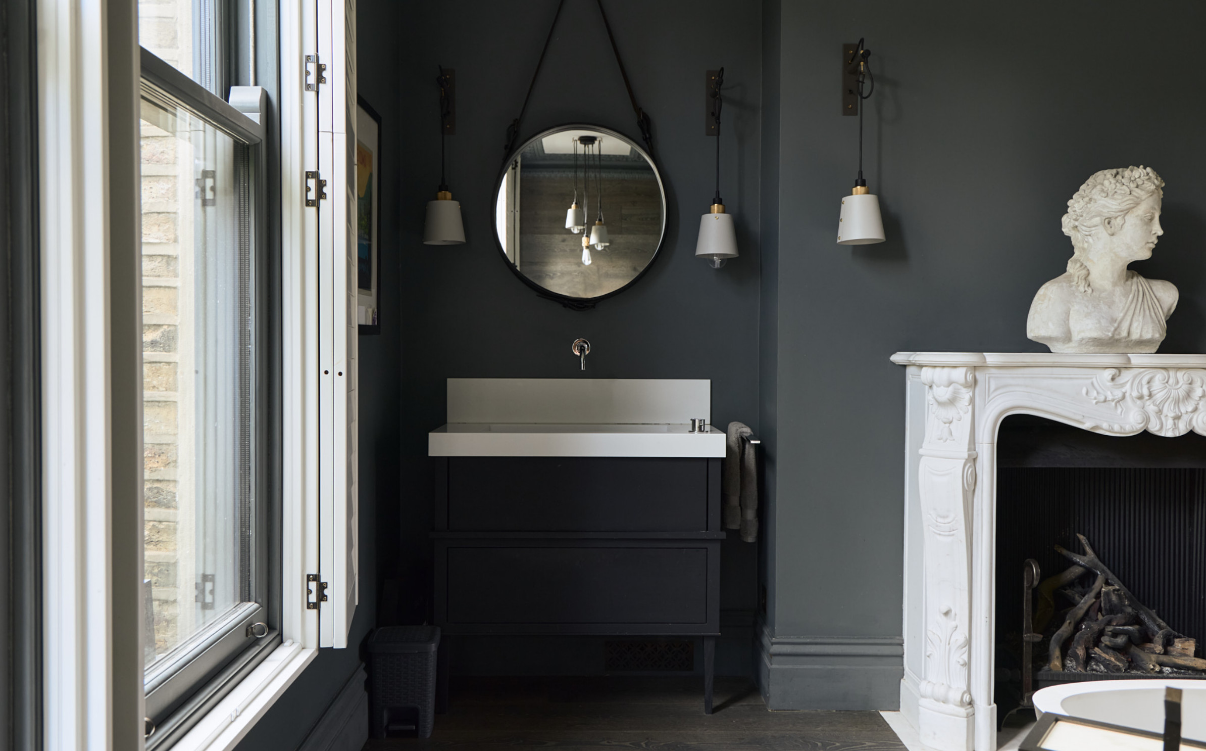 salle de bain design avec baignoire îlot et cheminée ancienne maison de ville victorienne Londres décoration contemporaine salle de bain design avec baignoire îlot et cheminée ancienne maison de ville victorienne Londres décoration contemporaine