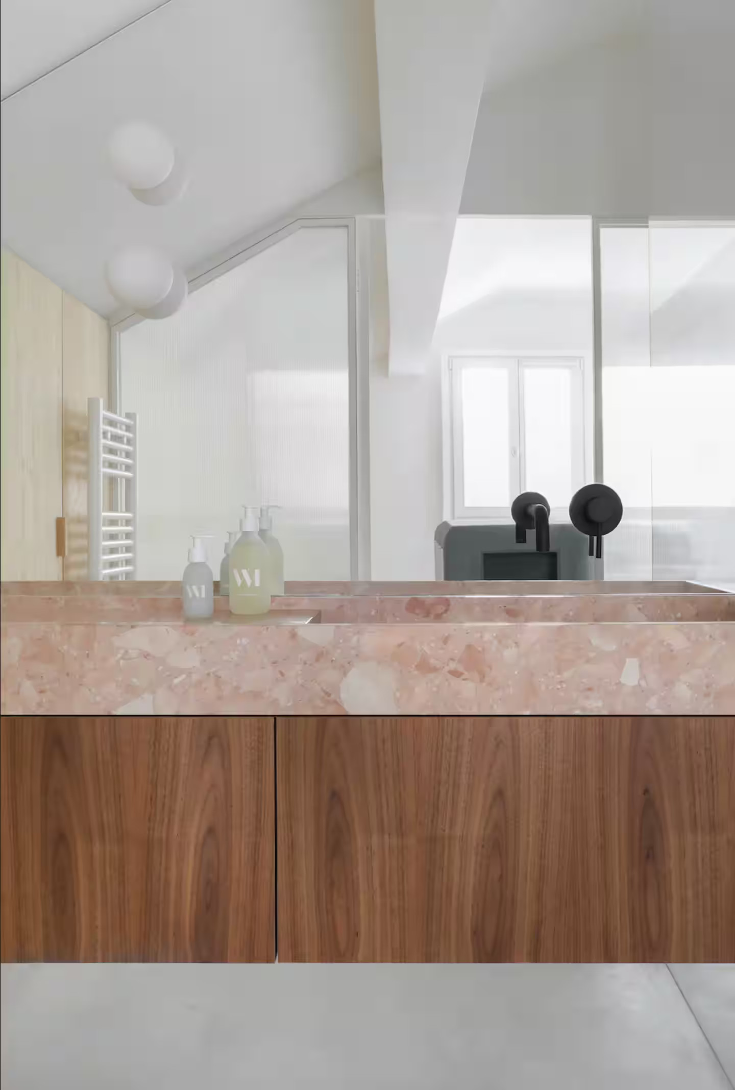 salle de bain bois design et marbre rose décoration contemporaine maison de ville Paris salle de bain bois design et marbre rose décoration contemporaine maison de ville Paris