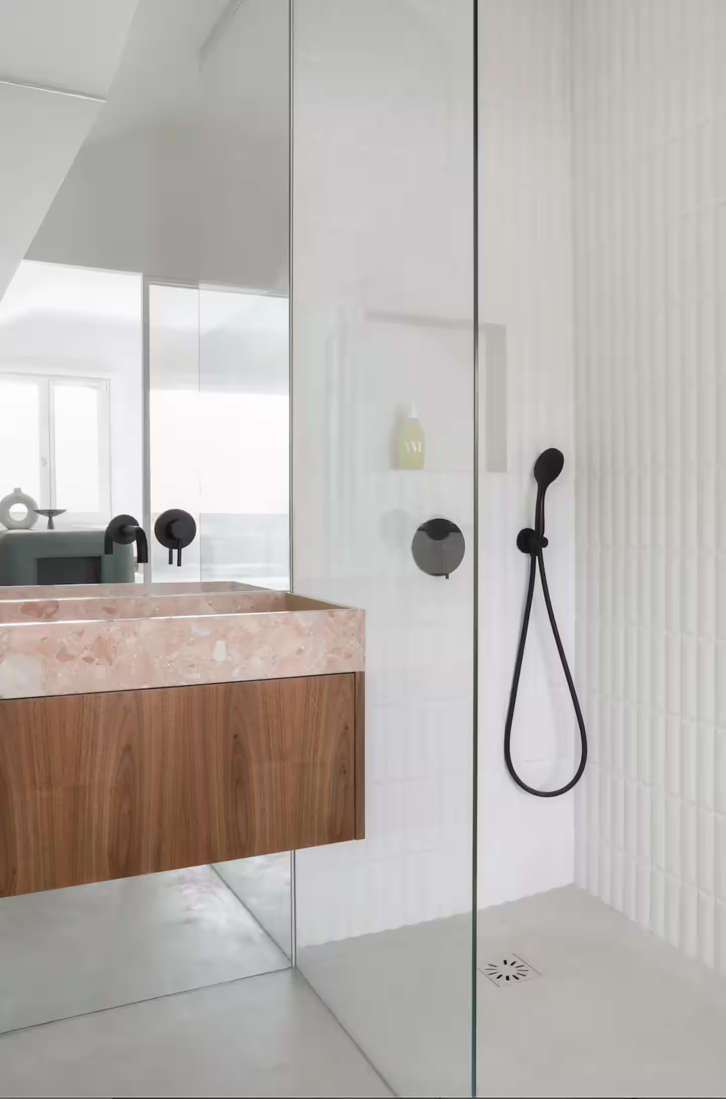 salle de bain bois design et marbre rose décoration contemporaine maison de ville Paris salle de bain bois design et marbre rose décoration contemporaine maison de ville Paris