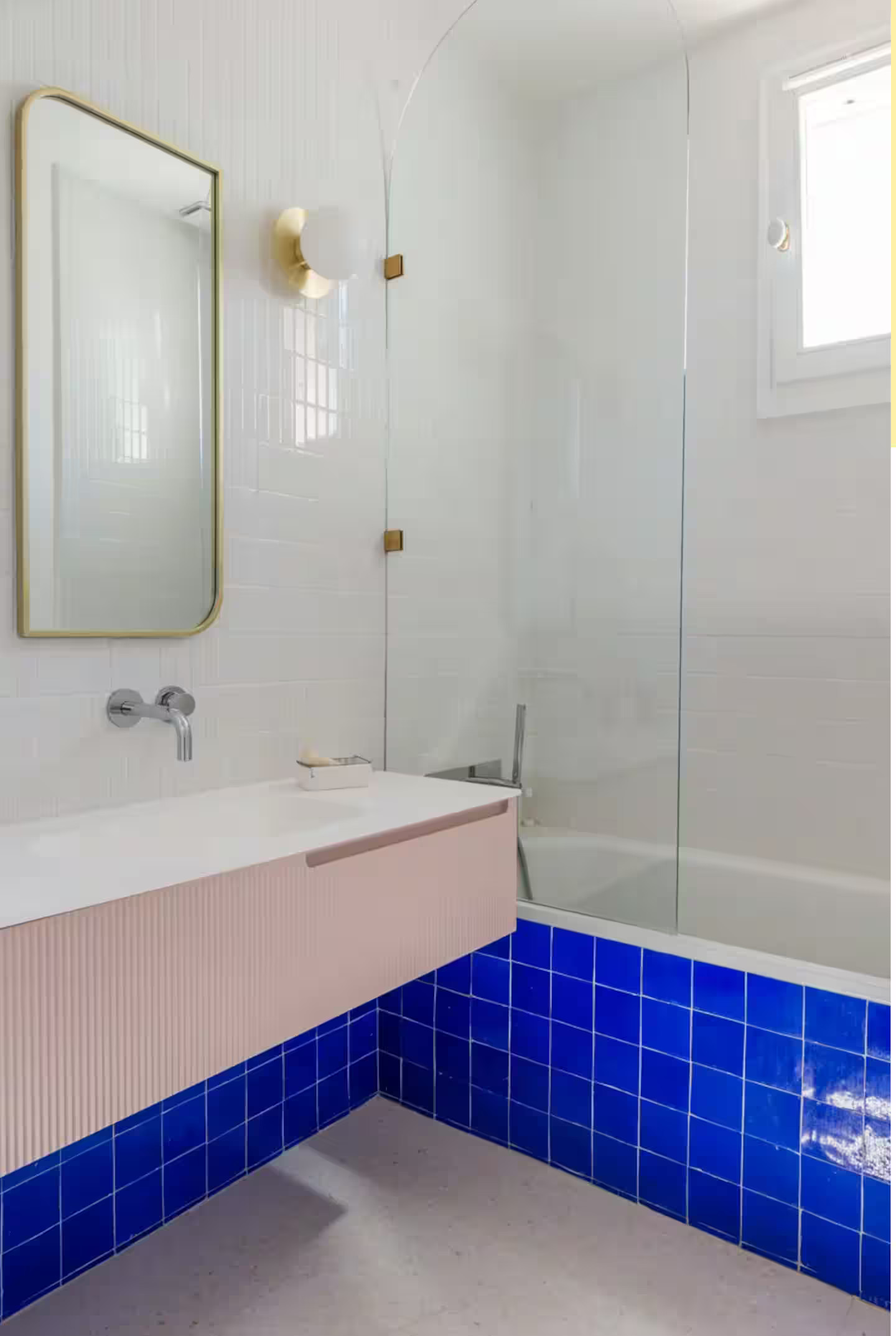salle de bain design rose et bleue décoration contemporaine maison de ville Paris salle de bain design rose et bleue décoration contemporaine maison de ville Paris