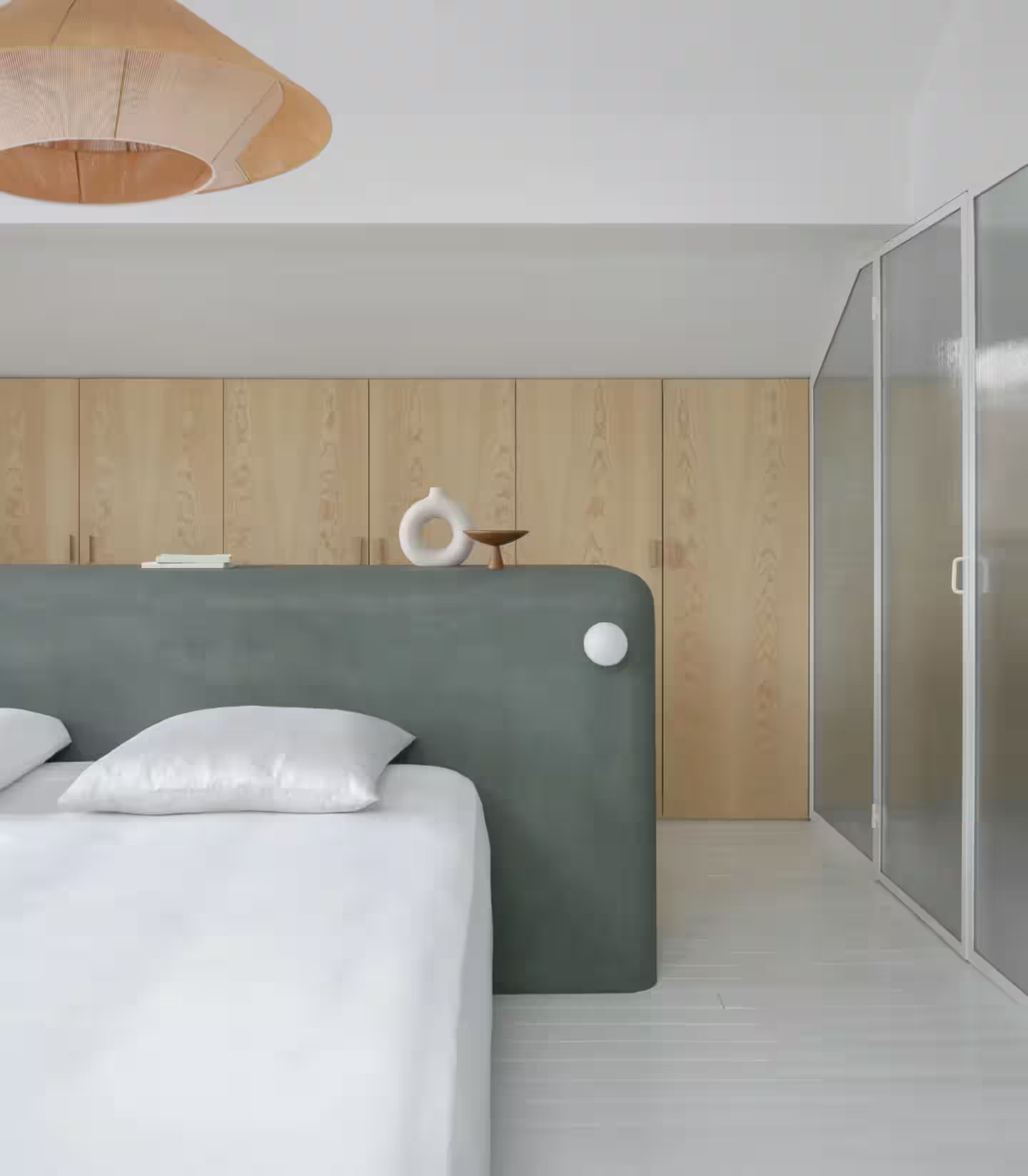 chambre avec dressing derrière la tête de lit décoration contemporaine maison de ville Paris chambre avec dressing derrière la tête de lit décoration contemporaine maison de ville Paris