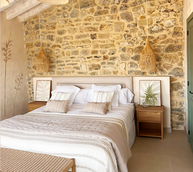chambre mansardée décoration contemporaine maison centenaire en pierres rénovée "La Bendita" par Wishome chambre mansardée décoration contemporaine maison centenaire en pierres rénovée "La Bendita" par Wishome