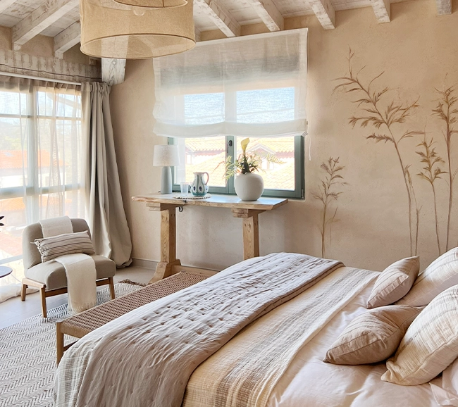 chambre avec poutres décoration contemporaine maison centenaire en pierres rénovée "La Bendita" par Wishome chambre avec poutres décoration contemporaine maison centenaire en pierres rénovée "La Bendita" par Wishome