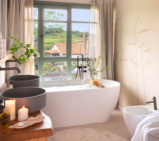 salle de bain avec fenêtre décoration contemporaine maison centenaire en pierres rénovée "La Bendita" par Wishome salle de bain avec fenêtre décoration contemporaine maison centenaire en pierres rénovée "La Bendita" par Wishome