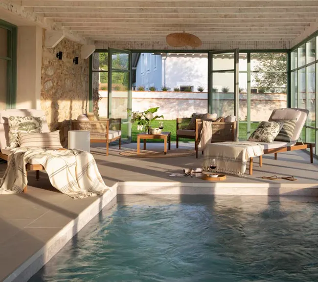 piscine intérieure dans véranda maison centenaire en pierres rénovée "La Bendita" par Wishome piscine intérieure dans véranda maison centenaire en pierres rénovée "La Bendita" par Wishome