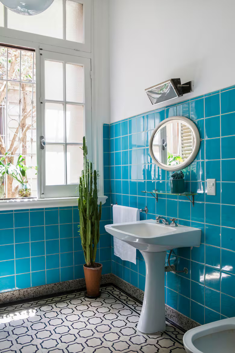 salle de bain vintage carrelage bleu turquoise appartement ancien rénové