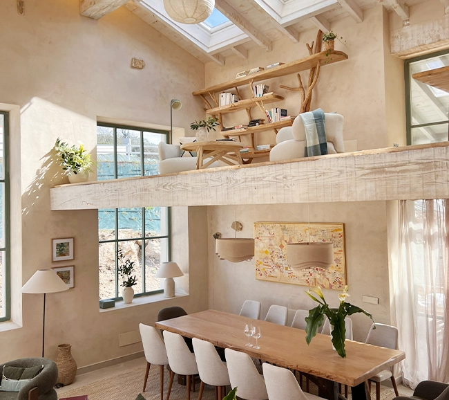 salle à manger avec mezzanine décoration contemporaine maison centenaire en pierres rénovée "La Bendita" par Wishome salle à manger avec mezzanine décoration contemporaine maison centenaire en pierres rénovée "La Bendita" par Wishome