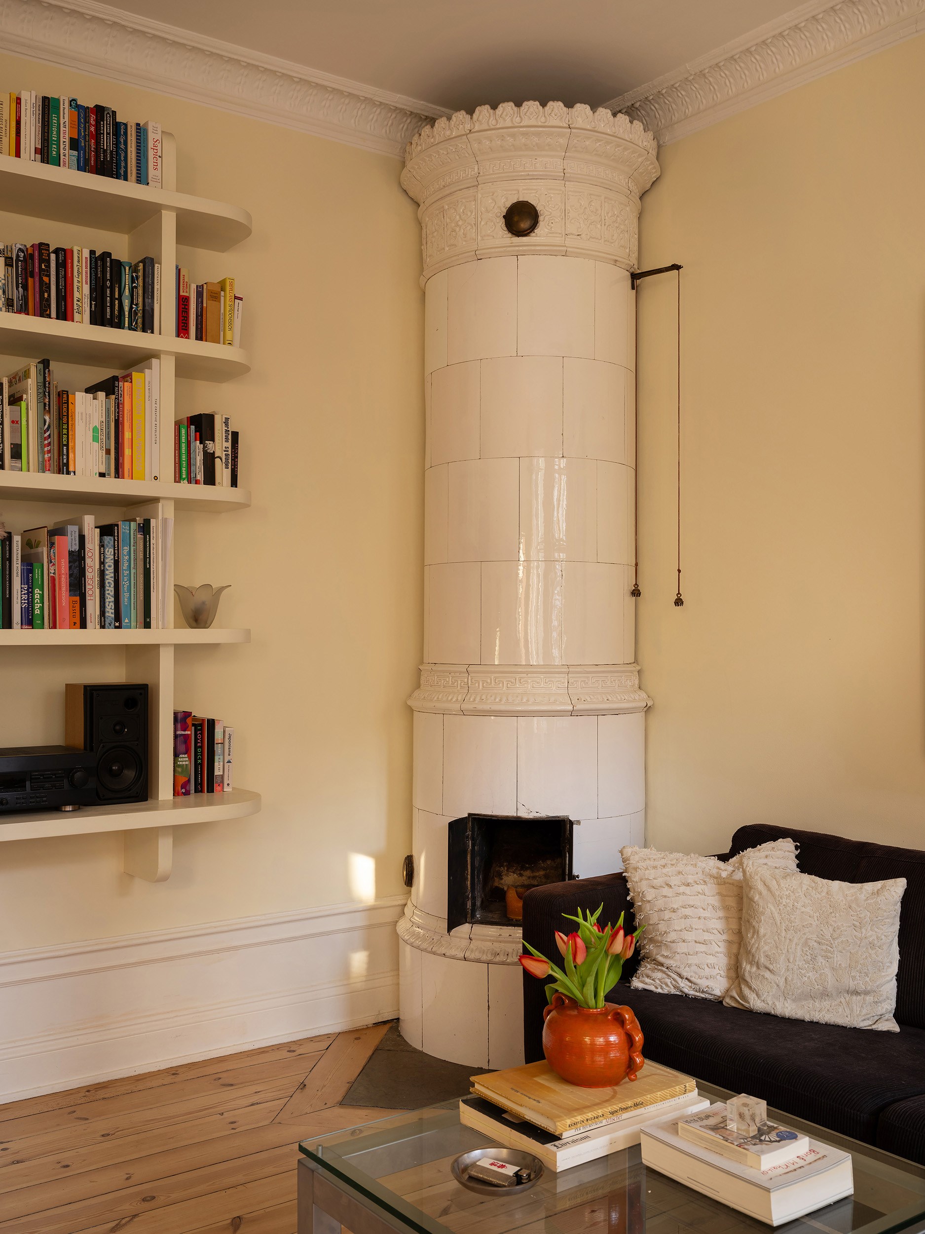 poêle ancien dans salon murs jaunes décoration scandinave appartement deux-pièces 48m2 style vintage dans immeuble du 19e siècle poêle ancien dans salon murs jaunes décoration scandinave appartement deux-pièces 48m2 style vintage dans immeuble du 19e siècle