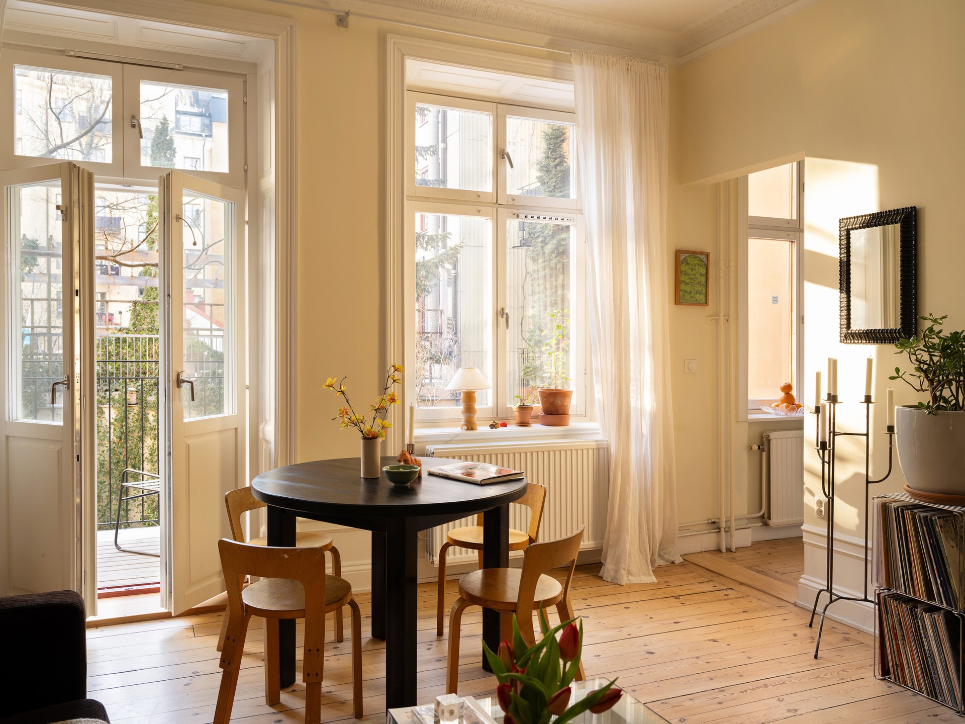 salon murs jaunes décoration scandinave appartement deux-pièces 48m2 style vintage dans immeuble du 19e siècle salon murs jaunes décoration scandinave appartement deux-pièces 48m2 style vintage dans immeuble du 19e siècle
