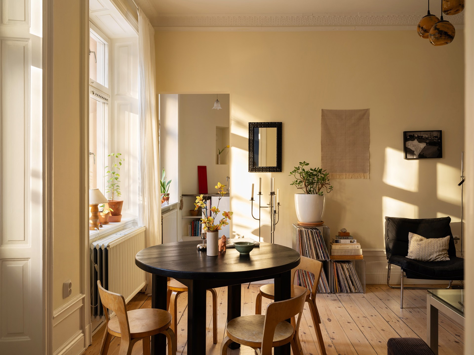 salon murs jaunes décoration scandinave appartement deux-pièces 48m2 style vintage dans immeuble du 19e siècle salon murs jaunes décoration scandinave appartement deux-pièces 48m2 style vintage dans immeuble du 19e siècle