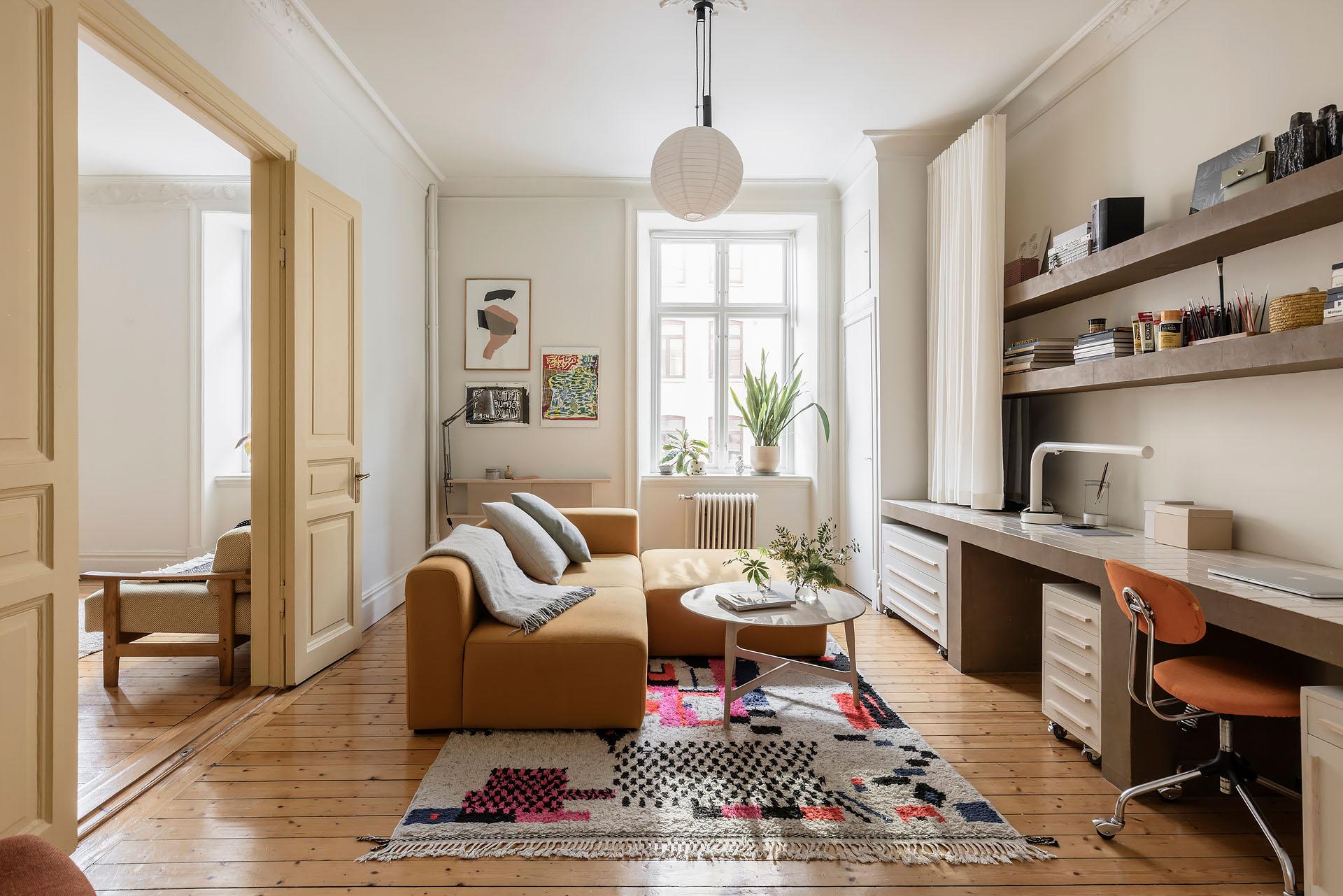 salon avec canapé jaune moutarde appartement ancien à la décoration scandinave salon avec canapé jaune moutarde appartement ancien à la décoration scandinave