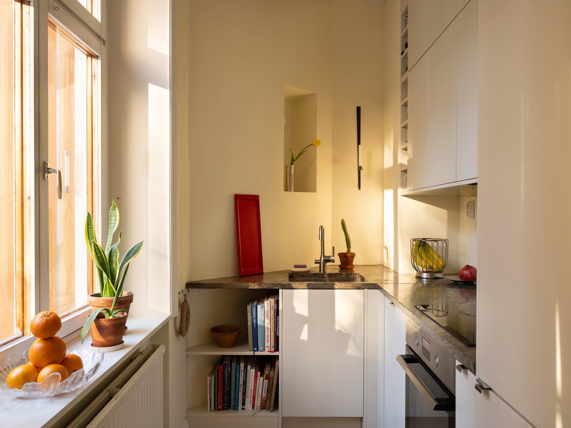 petite cuisine en L décoration scandinave appartement deux-pièces 48m2 style vintage dans immeuble du 19e siècle petite cuisine en L décoration scandinave appartement deux-pièces 48m2 style vintage dans immeuble du 19e siècle