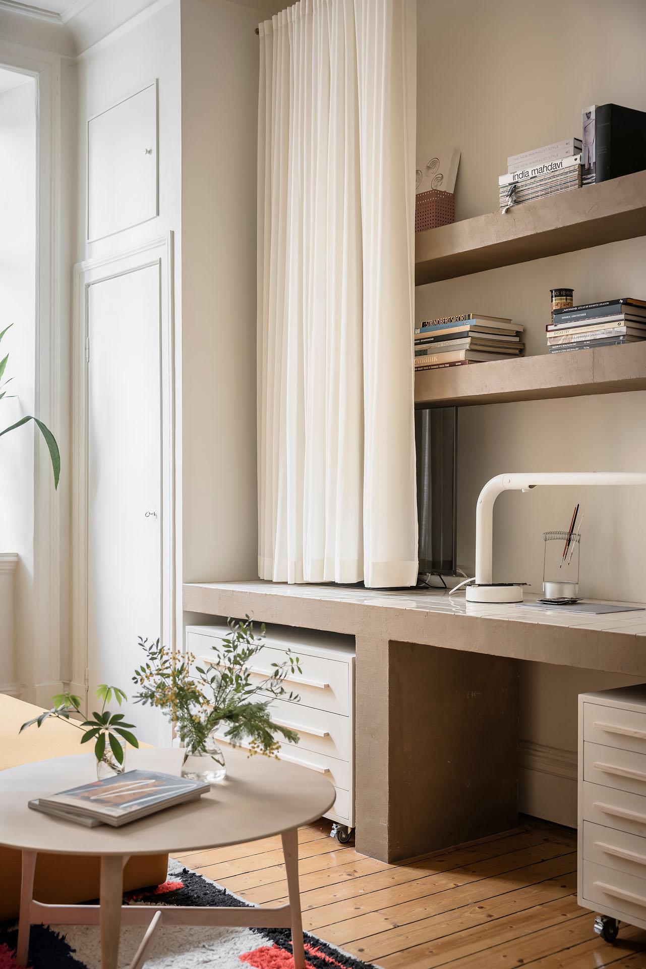 espace bureau dans salon appartement ancien à la décoration scandinave espace bureau dans salon appartement ancien à la décoration scandinave