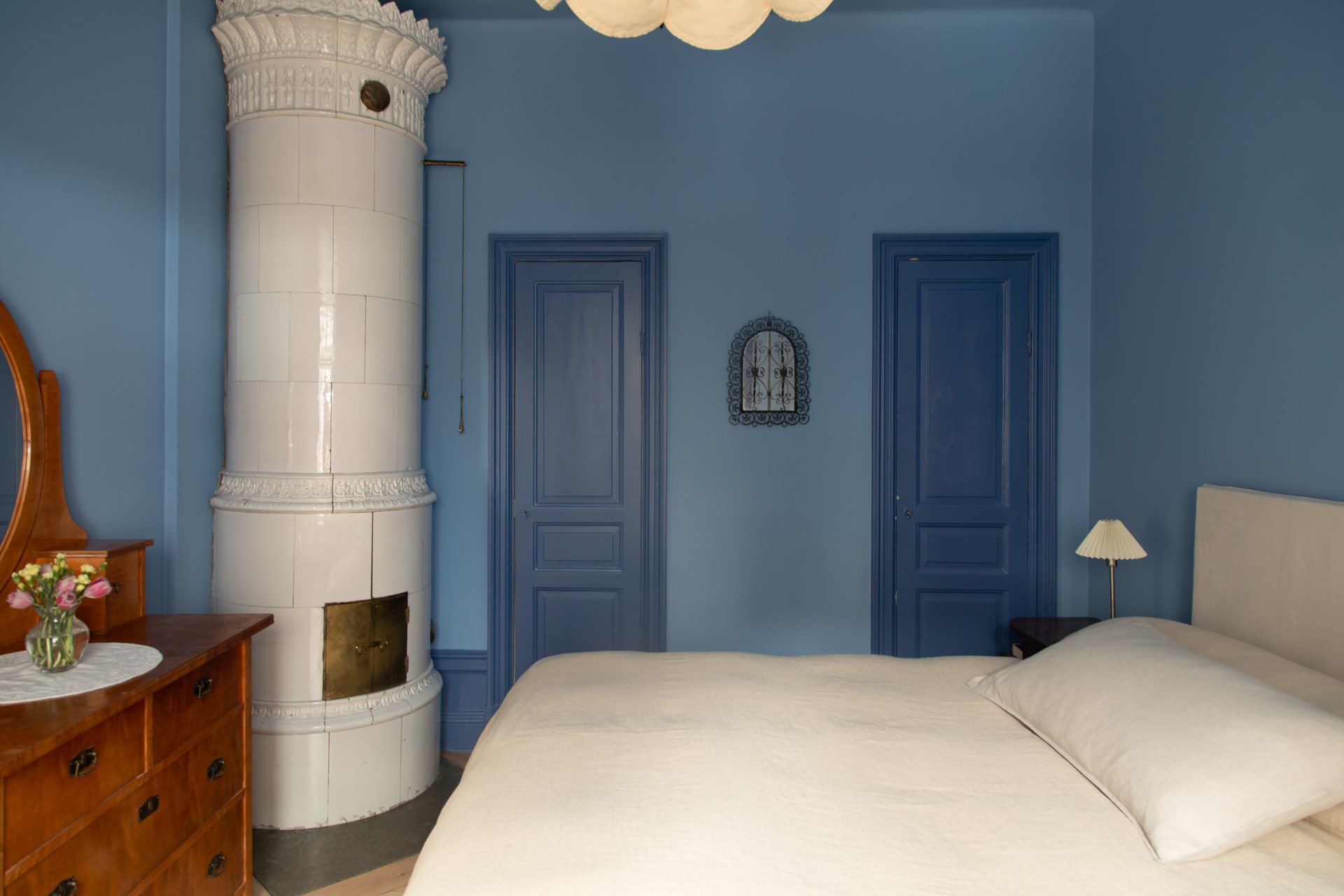chambre murs bleus avec poêle ancien décoration scandinave appartement deux-pièces 48m2 style vintage dans immeuble du 19e siècle chambre murs bleus avec poêle ancien décoration scandinave appartement deux-pièces 48m2 style vintage dans immeuble du 19e siècle