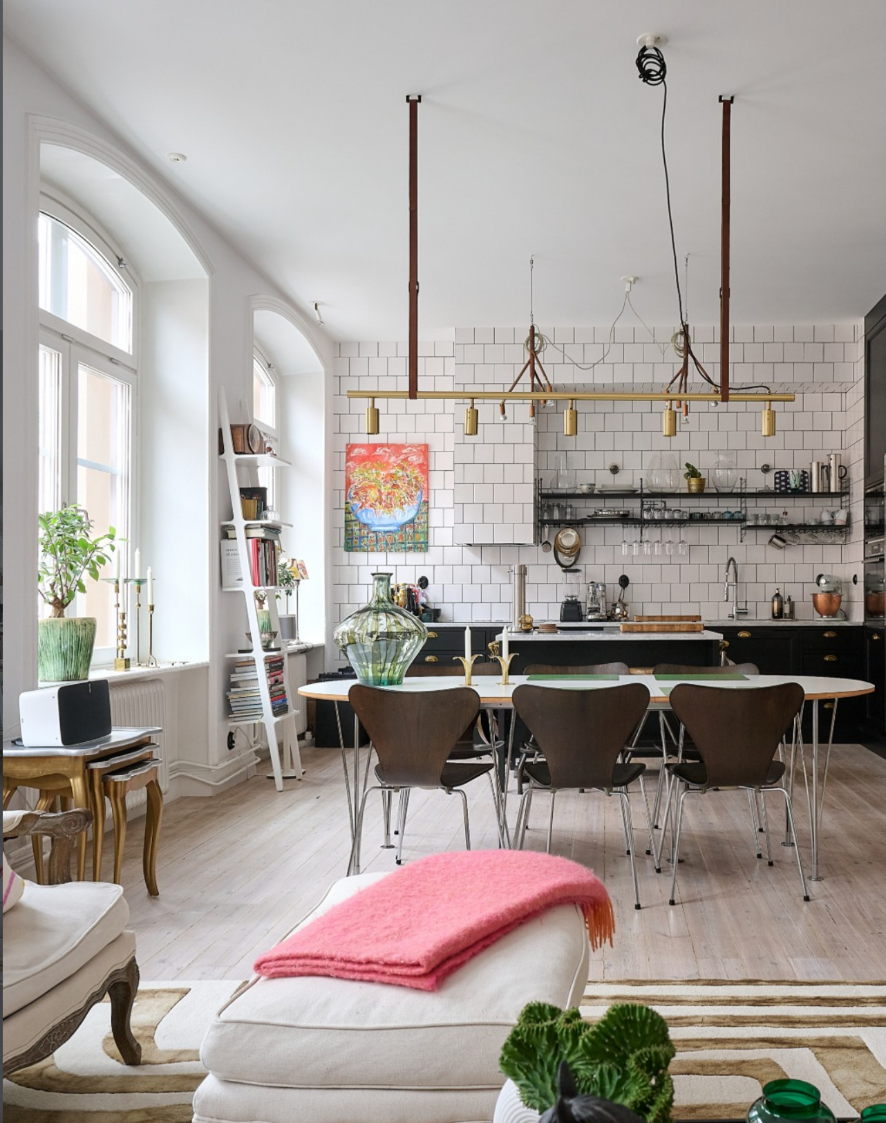 salle à manger et cuisine ouverte décoration scandinave appartement rénové dans immeuble ancien Stockholm salle à manger et cuisine ouverte décoration scandinave appartement rénové dans immeuble ancien Stockholm