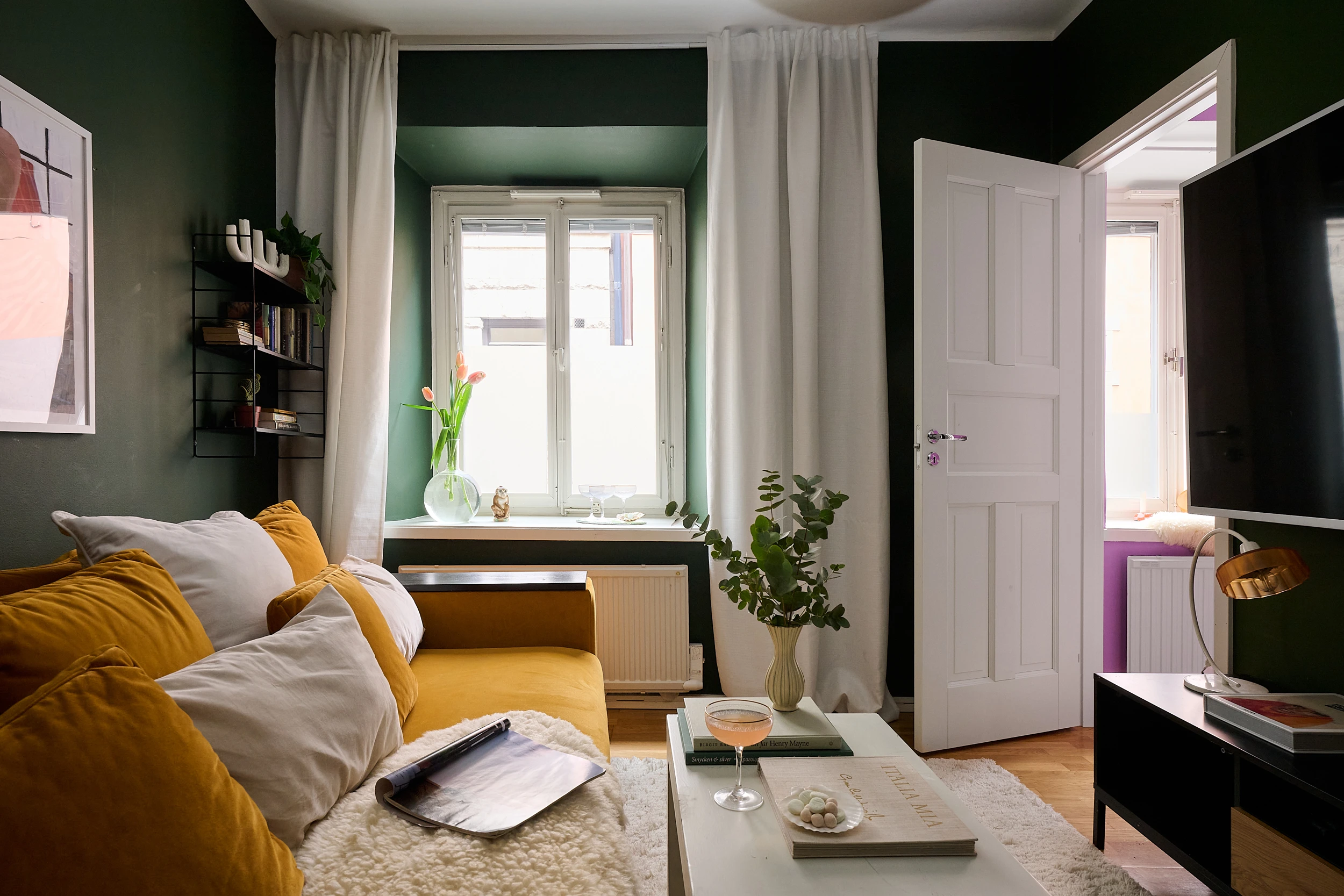 salon mur vert canapé jaune décoration scandinave
